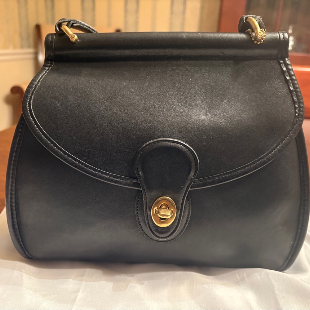 Vintage Coach shoulder/ Crossbody bag in Black with turnlock